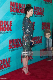 Lauren Graham feet photo thumbnail