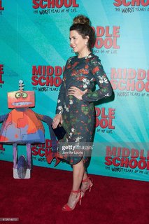 Lauren Graham feet photo thumbnail