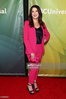 Lauren Graham feet photo thumbnail