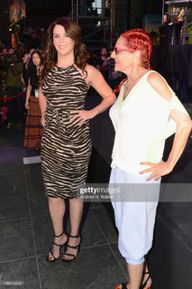 Lauren Graham feet photo thumbnail