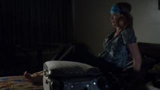 Lauren Holly feet photo thumbnail