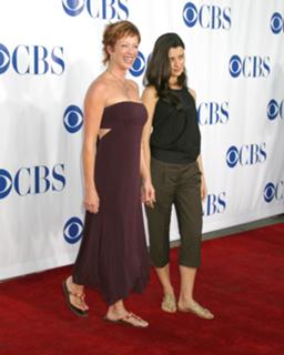 Lauren Holly feet photo thumbnail