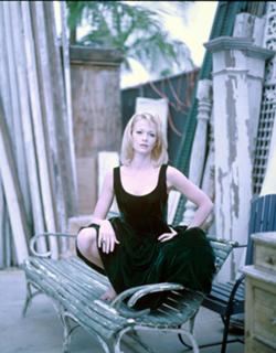 Lauren Holly feet photo thumbnail