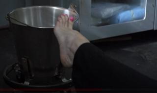 Lauren Holly feet photo thumbnail