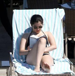 Lauren Jauregui feet photo thumbnail