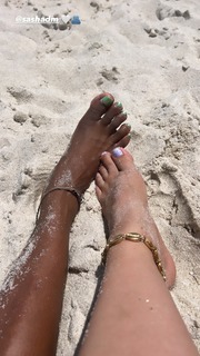Lauren Jauregui feet photo thumbnail