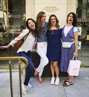 Lauren Lapkus feet photo thumbnail