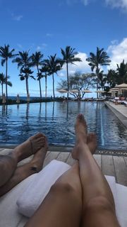 Lauren Lapkus feet photo thumbnail
