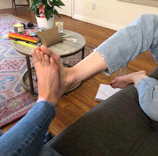 Lauren Lapkus feet photo thumbnail