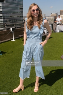 Lauren Lapkus feet photo thumbnail