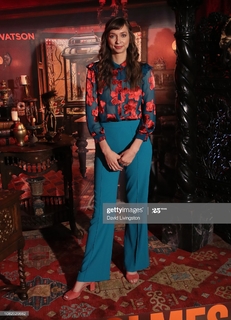 Lauren Lapkus feet photo thumbnail