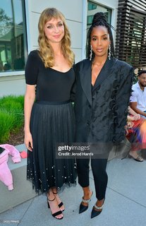 Lauren Lapkus feet photo thumbnail
