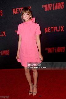 Lauren Lapkus feet photo thumbnail