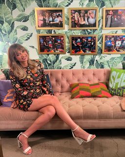 Lauren Lapkus feet photo thumbnail