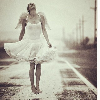 Lauren Lee Smith feet photo thumbnail