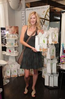 Lauren Lee Smith feet photo thumbnail