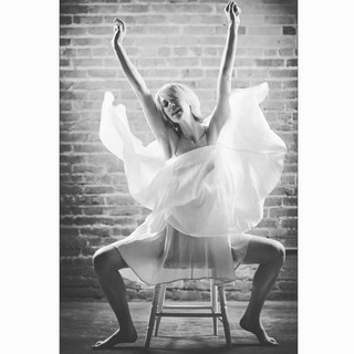 Lauren Lee Smith feet photo thumbnail