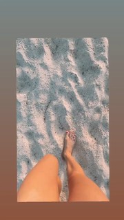 Lauren Lee Smith feet photo thumbnail