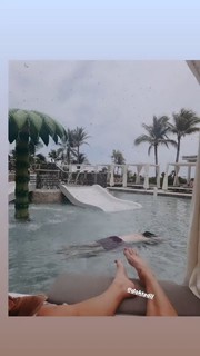 Lauren Lee Smith feet photo thumbnail