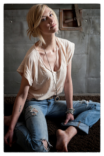 Lauren Lee Smith feet photo thumbnail