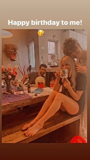 Lauren Lee Smith feet photo thumbnail