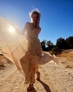 Lauren Lee Smith feet photo thumbnail