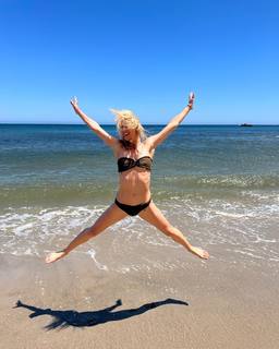 Lauren Lee Smith feet photo thumbnail