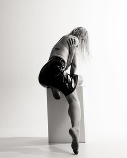 Lauren Lee Smith feet photo 3