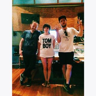 Lauren Mayberry feet photo thumbnail