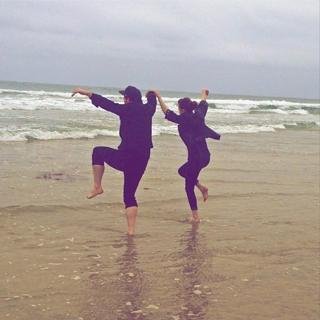 Lauren Mayberry feet photo thumbnail