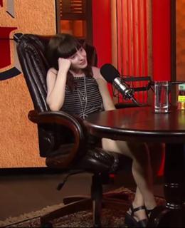 Lauren Mayberry feet photo thumbnail