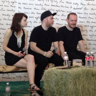 Lauren Mayberry feet photo thumbnail