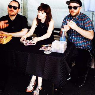 Lauren Mayberry feet photo thumbnail