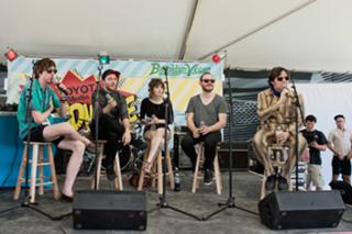 Lauren Mayberry feet photo thumbnail