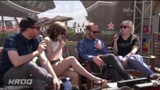 Lauren Mayberry feet photo thumbnail