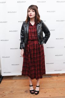 Lauren Mayberry feet photo thumbnail