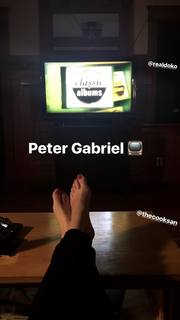 Lauren Mayberry feet photo thumbnail