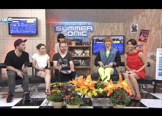 Lauren Mayberry feet photo thumbnail