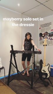 Lauren Mayberry feet photo thumbnail