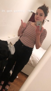 Lauren Mayberry feet photo thumbnail