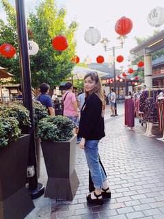 Lauren Mayberry feet photo thumbnail