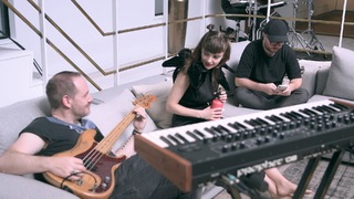 Lauren Mayberry feet photo thumbnail