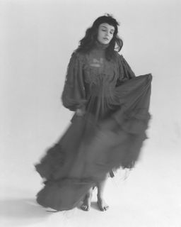 Lauren Mayberry feet photo thumbnail