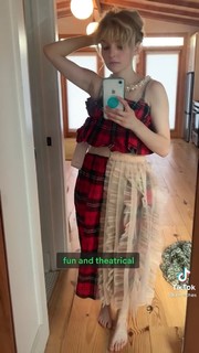 Lauren Mayberry feet photo thumbnail