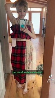 Lauren Mayberry feet photo thumbnail