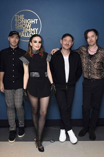 Lauren Mayberry feet photo thumbnail