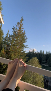 Lauren Mayberry feet photo thumbnail