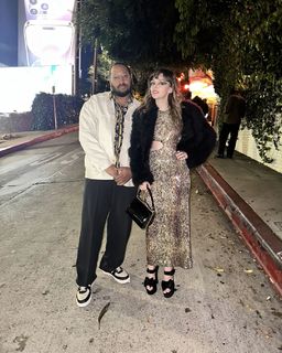 Lauren Mayberry feet photo thumbnail