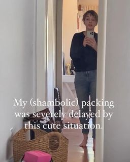 Lauren Mayberry feet photo thumbnail