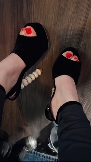 Lauren Mayberry feet photo thumbnail